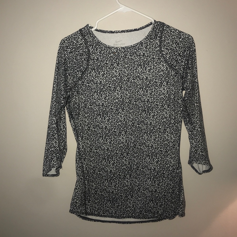 Nike work out top that has a static pattern !
